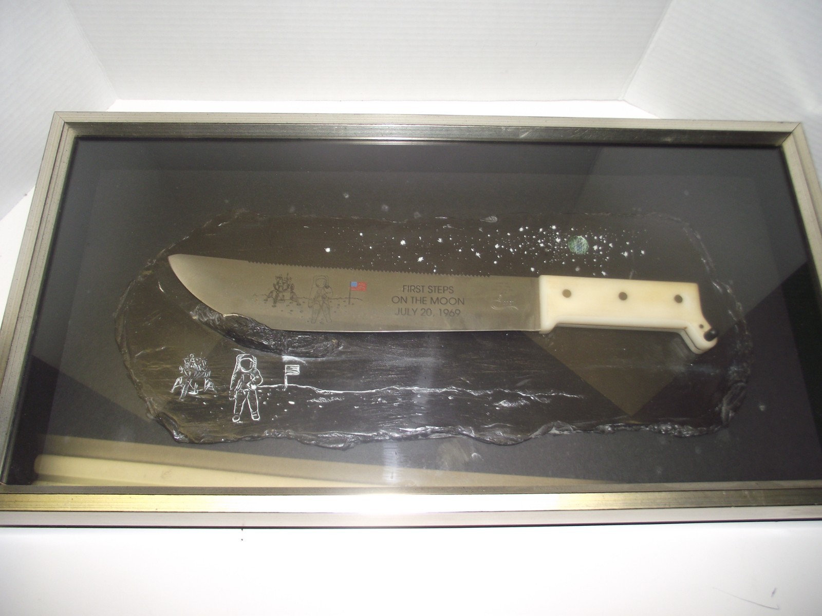 Case xx 1989 Apollo 11 Commemorative First Steps on the Moon Knife in Display