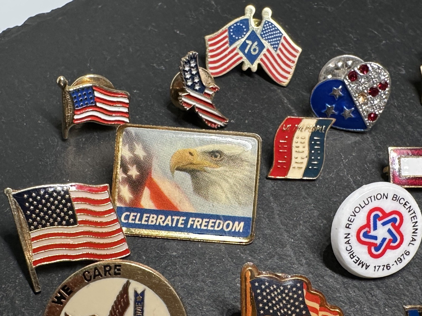 LOT OF 35+ VINTAGE USA PATRIOTIC PINS : FLAGS, VETERANS, '76, MORE I127