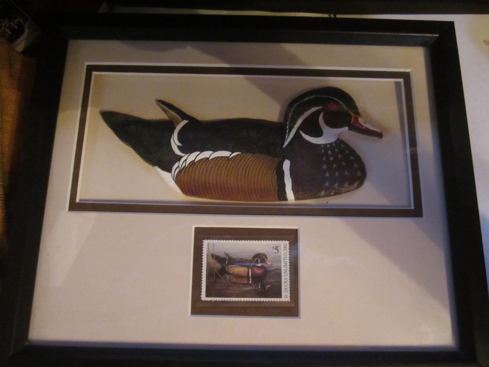 2001 DUCKS UNLIMITED $5 STAMP SET W/ CARVED FIGURE FRAMED 11”x 9”x1” VG
