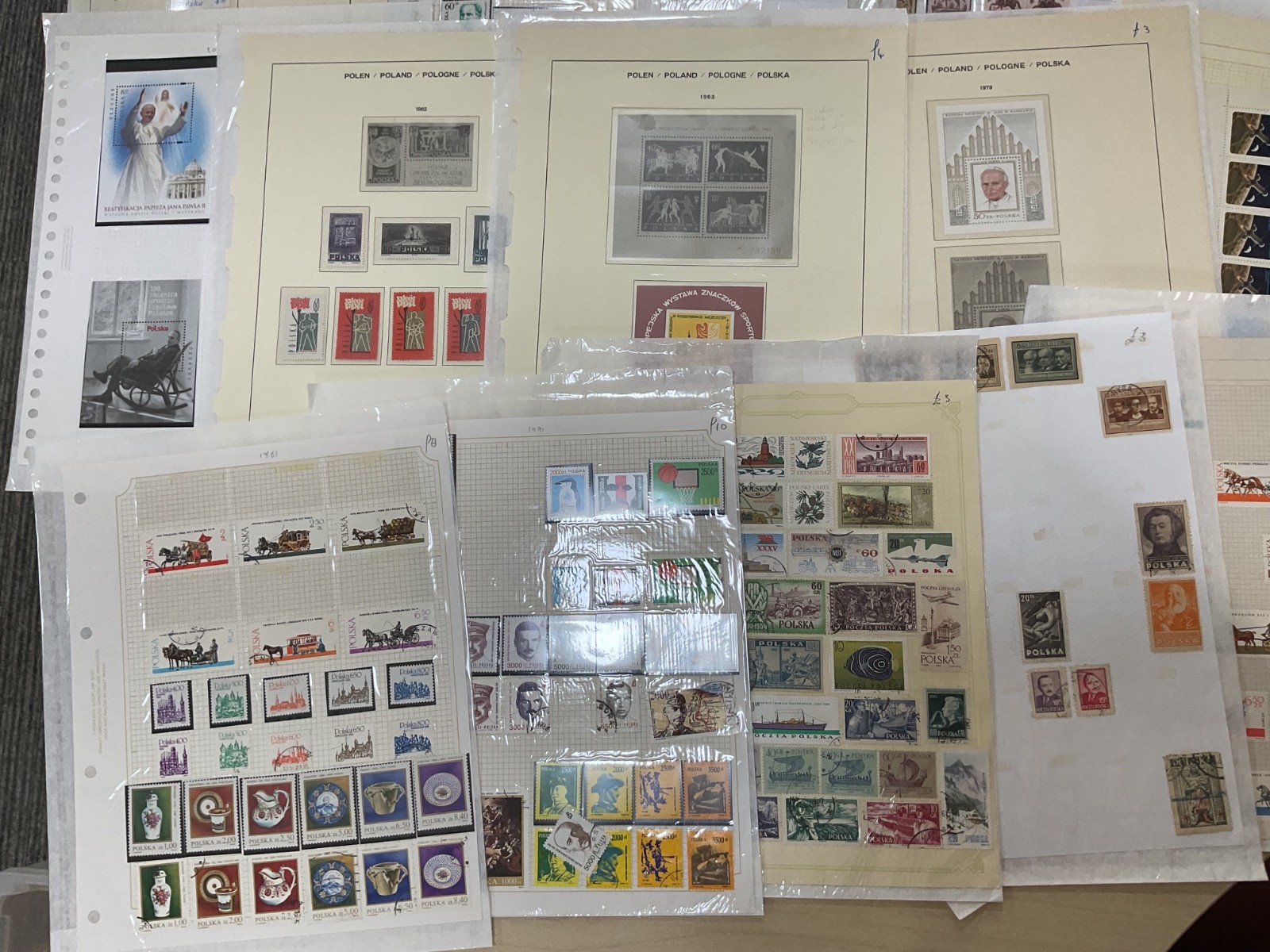 Poland stamps. Ex dealer leaves. Mint/Used. Vintage to modern 1.8kg G118