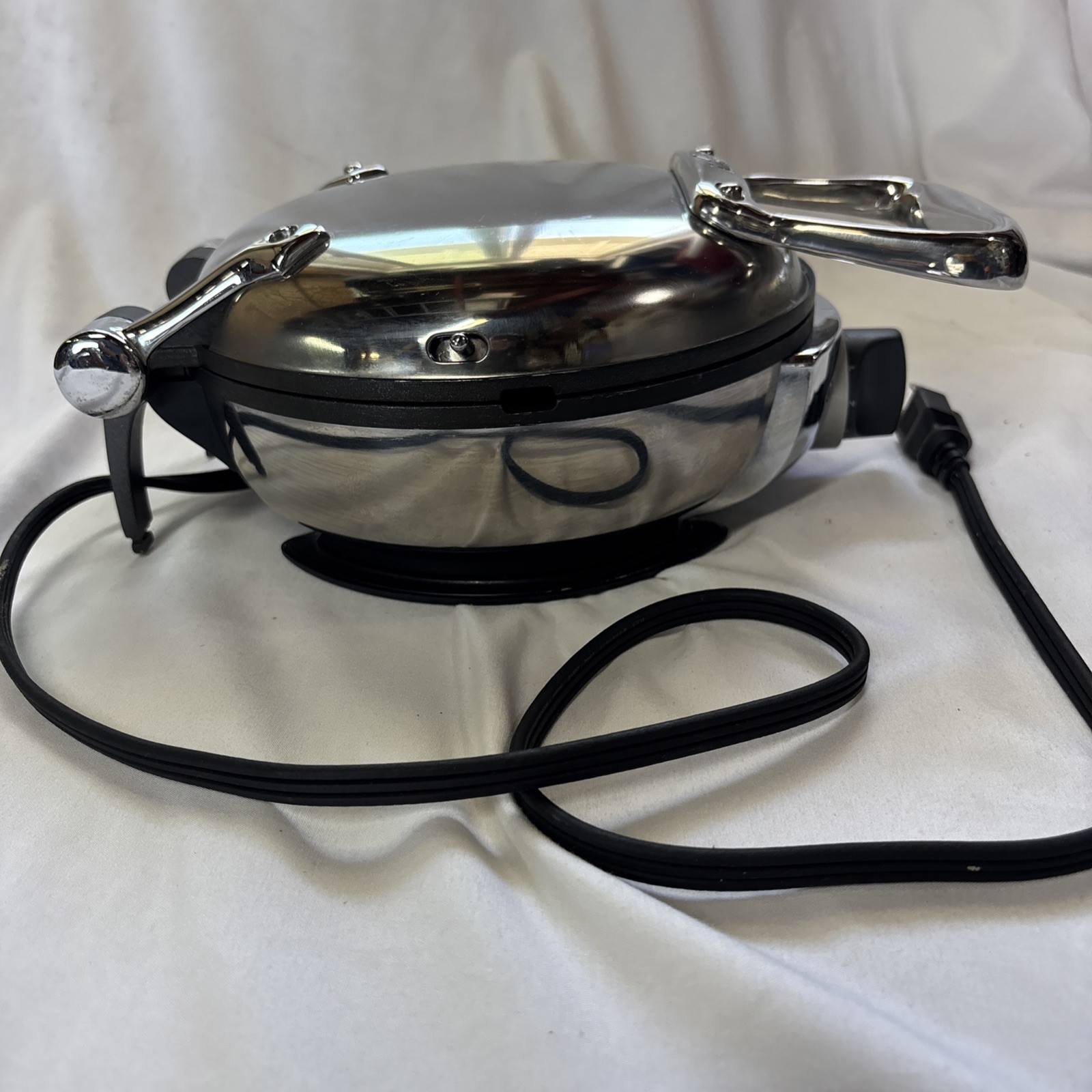 All-Clad Stainless Steel Classic Round Waffle Maker Type 6071