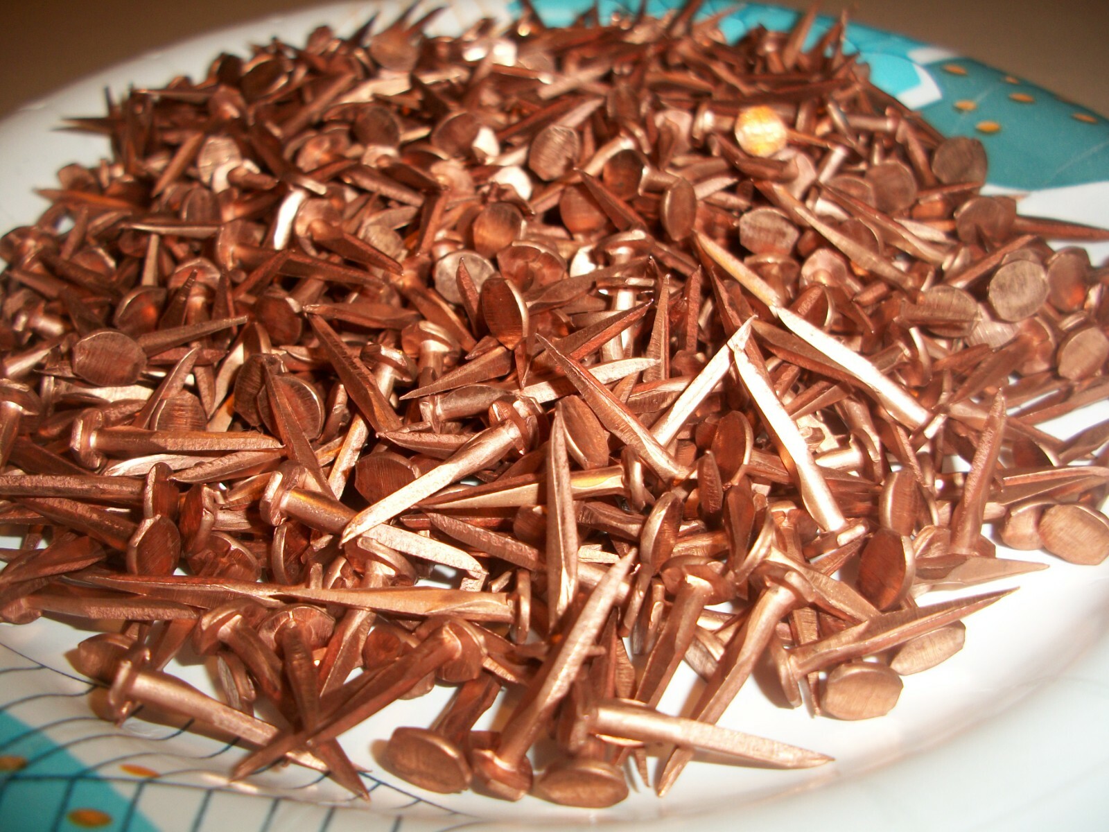 100-VINTAGE 3/4” LONG SOLID COPPER TACKS sharp points 1/4” WIDE flat head N.O.S