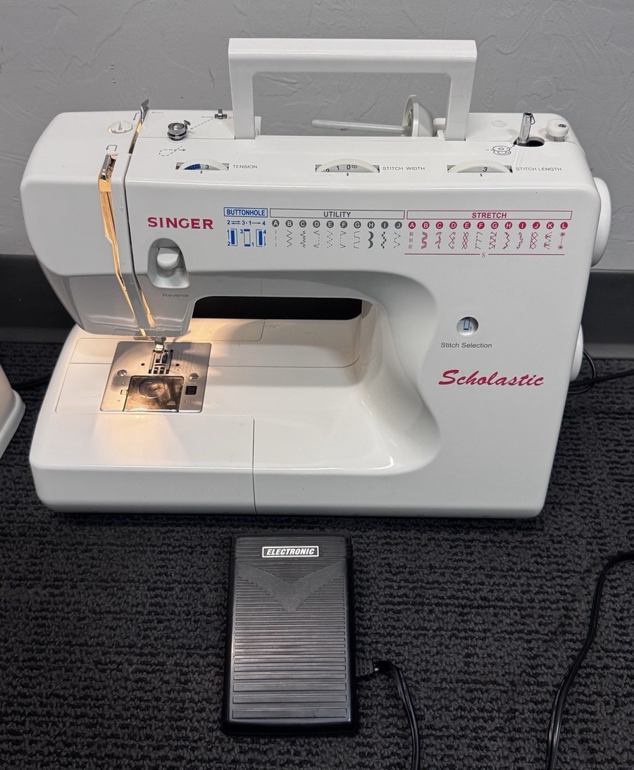 Singer Scholastic Model 6510 Sewing Machine with Pedal And Storage Case