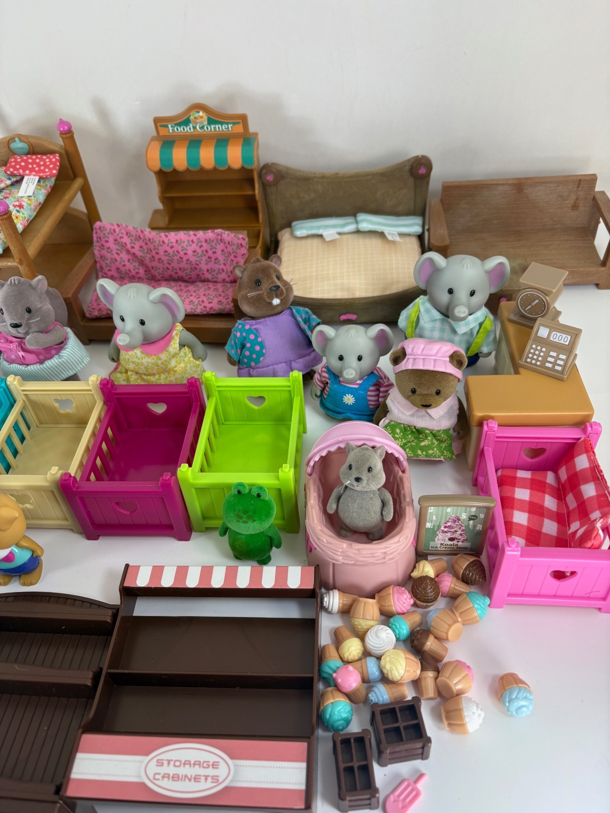 Lot Of Battat Lil Woodzeez Animals & Furniture