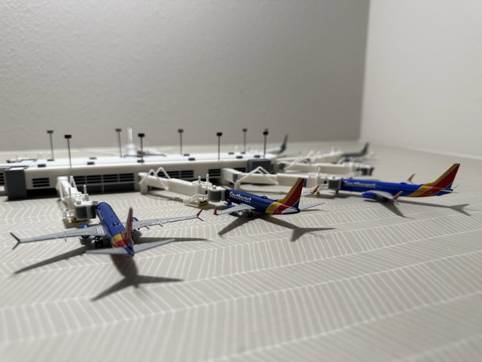 1:400 Model Airport Domestic Terminal w Functional Jet bridges (11)