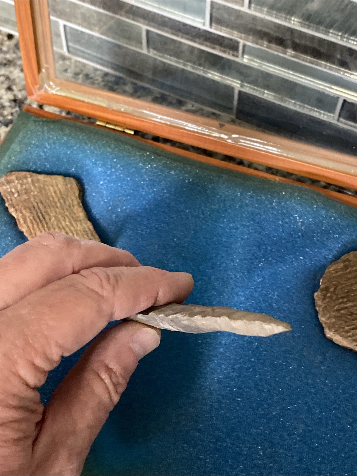 5-1/2” INDIAN ARTIFACT LERMA style BLADE FROM Mid Tn. Display Case & Pottery