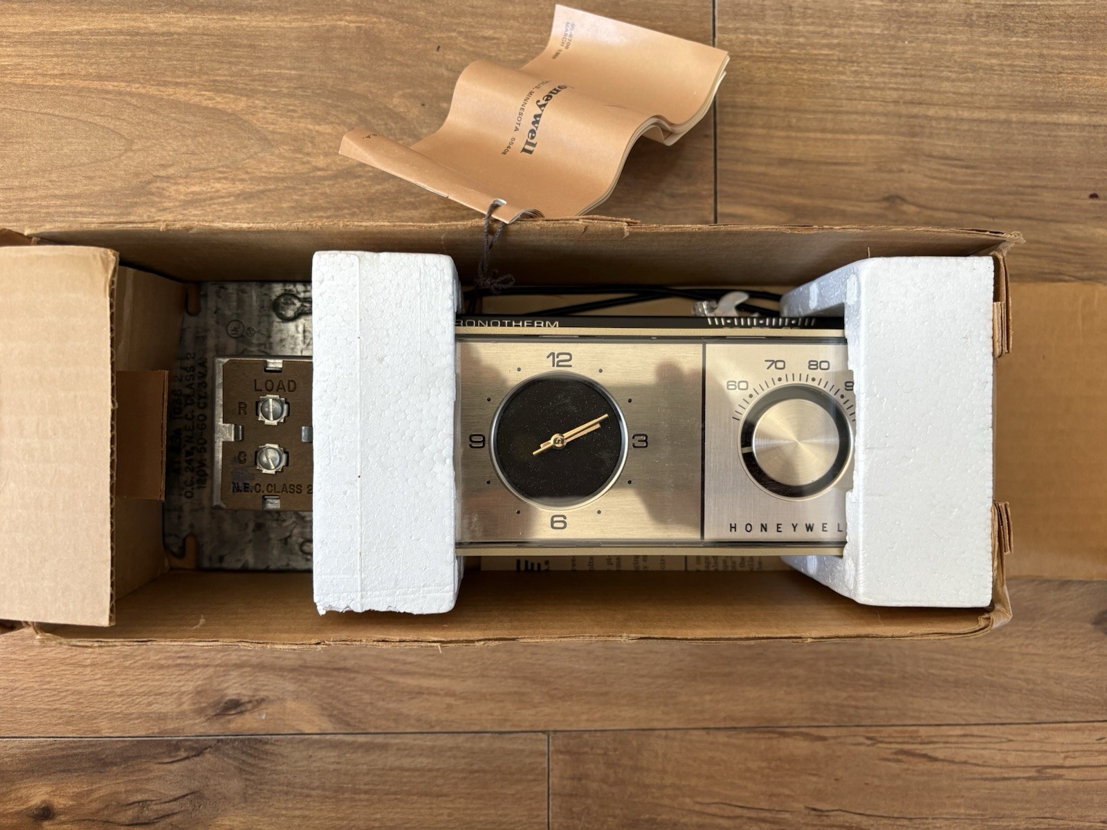 Honeywell Electric Clock Thermostat Heat/AC T882A Vintage 60s 70s New Old Stock