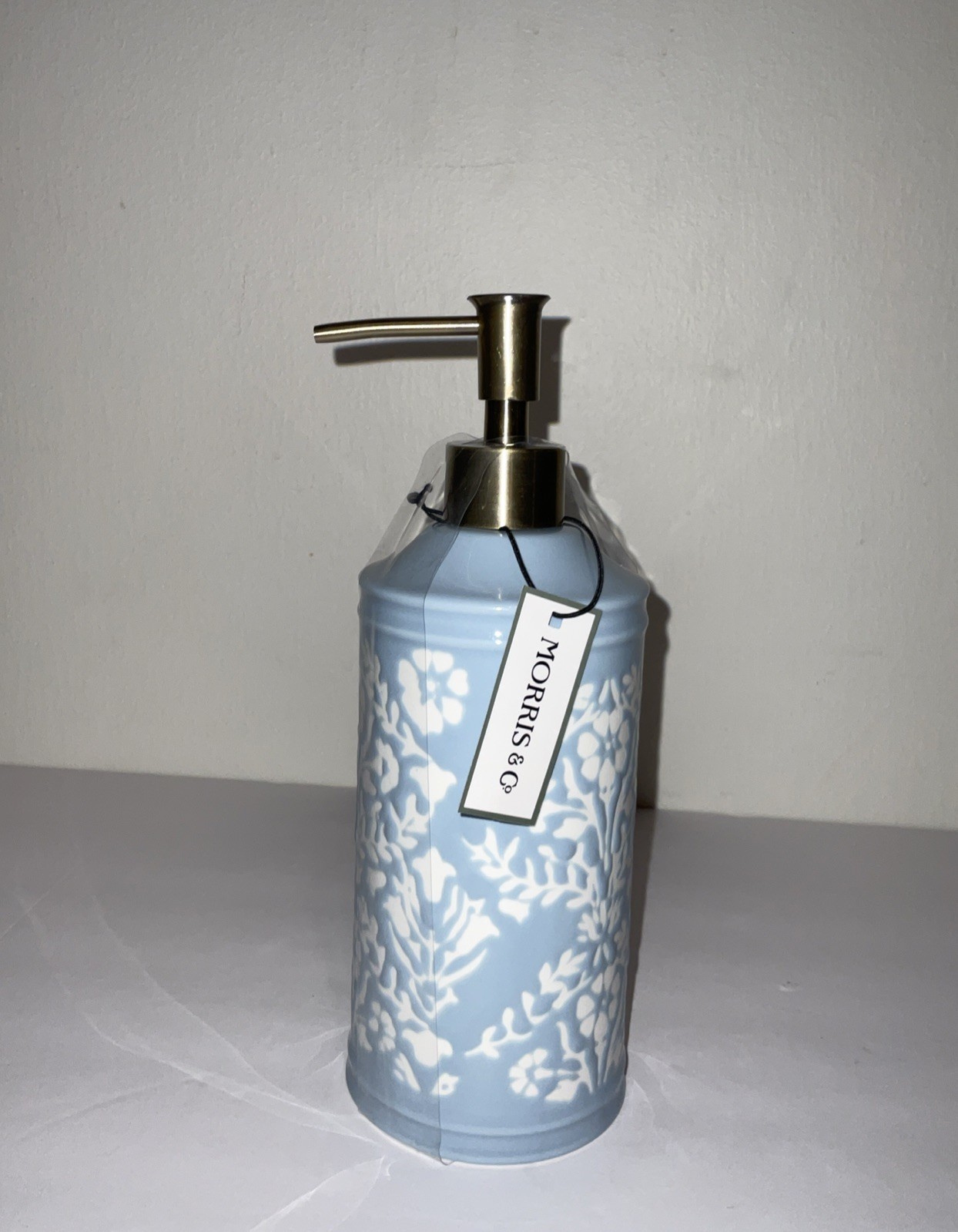 MORRIS & Co. BLUE WHITE ETCHED FLORAL BATHROOM VANITY CERAMIC SOAP PUMP NWT
