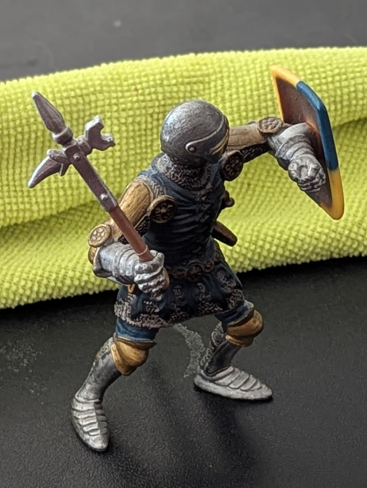 AWESOME SCHLEICH WARRIOR MEDIEVAL W/ SHIELD & SWORD READY FOR BATTLE MFG 2003