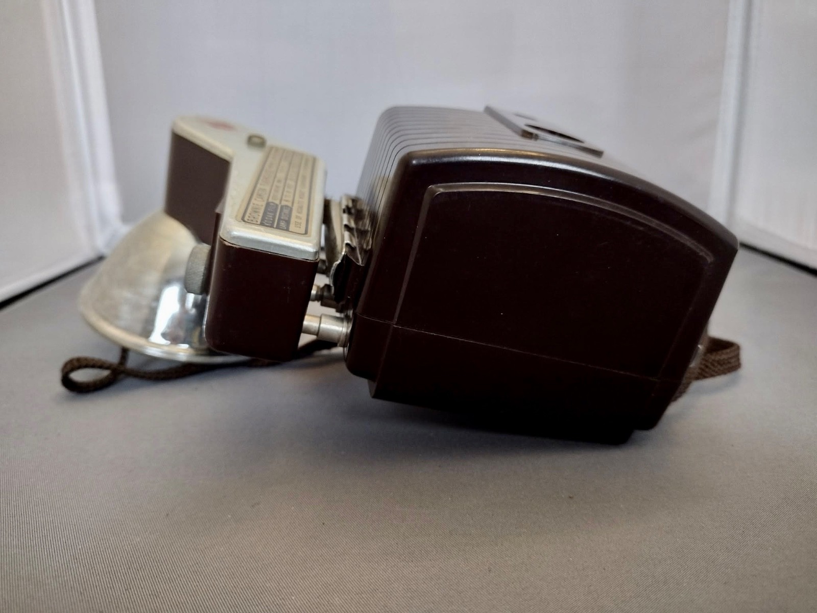 VINTAGE KODAK BROWNIE HOLIDAY FLASH CAMERA Bakelite 1950'S UNTESTED