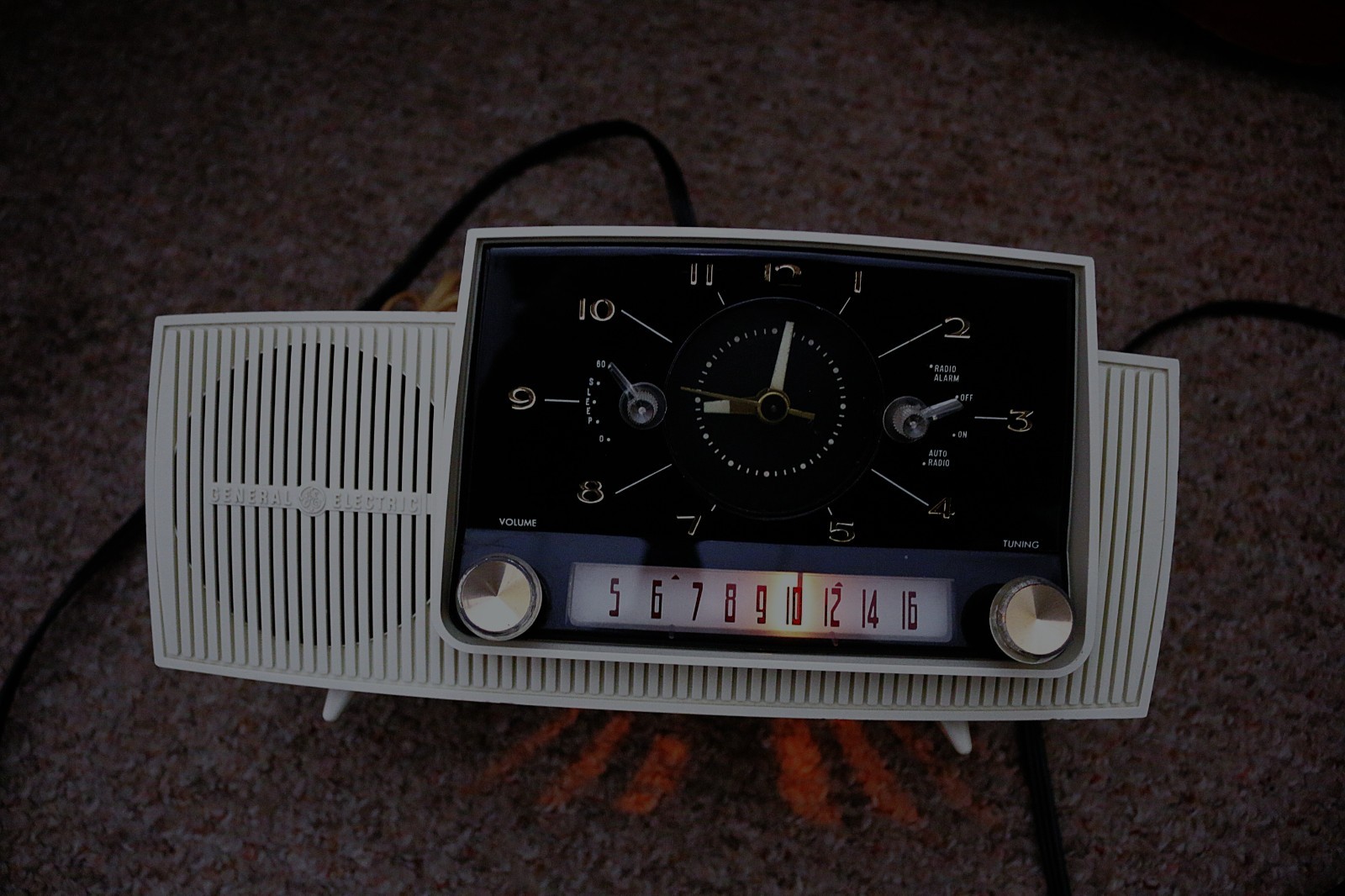 Vintage tube radio G.E. mid century ,ex cond works video