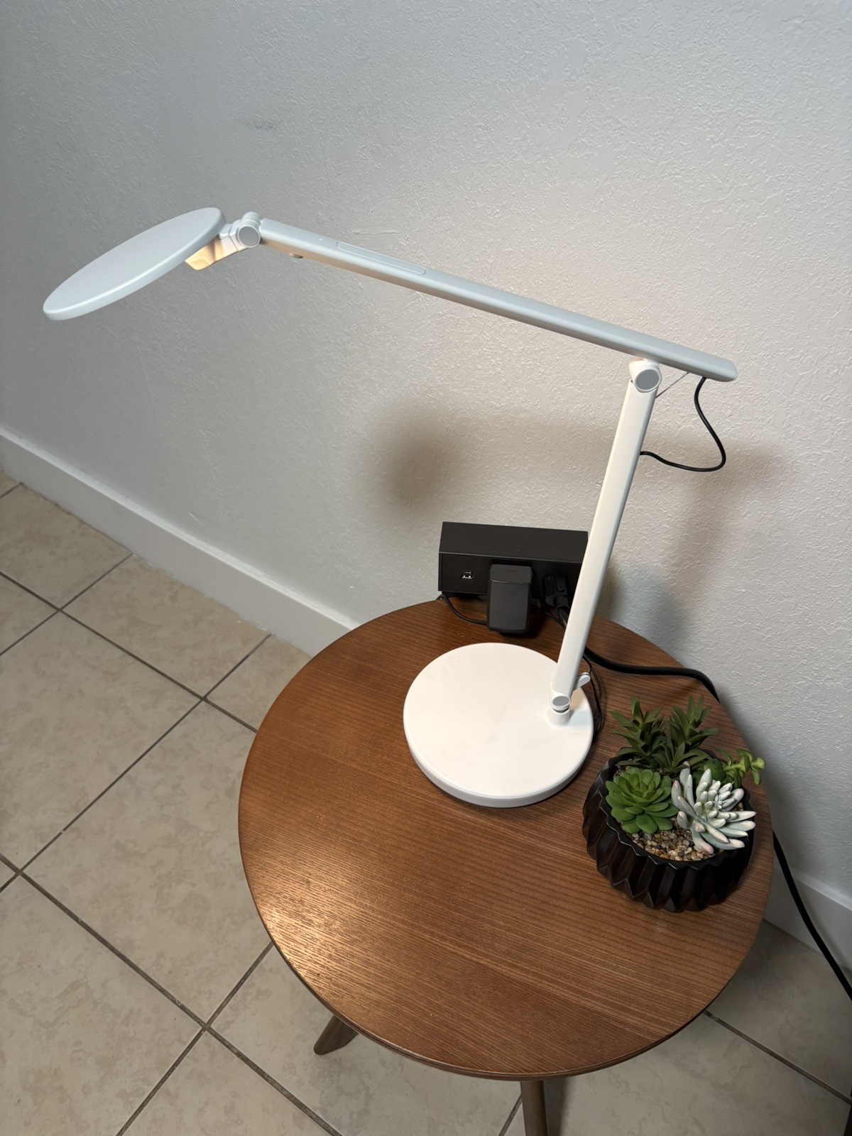 humanscale nova.LED task loght.Arctic white.Desktop tech base dual USB port. New