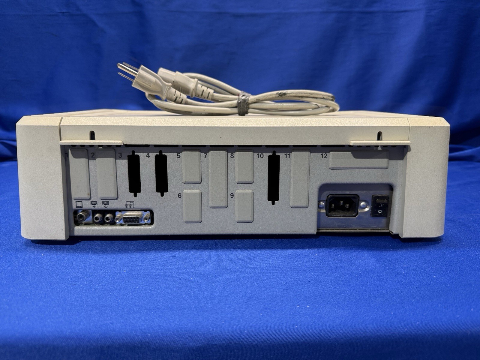 Apple IIe Vintage Computer A2S2128 80COL 64K RAM Expansion Powers On -No Monitor