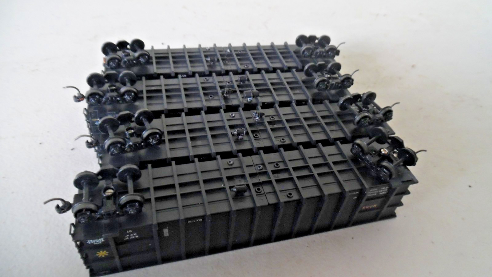 Norx 4 Car Hopper Set 7" long w/Kadee Couplers -Used -