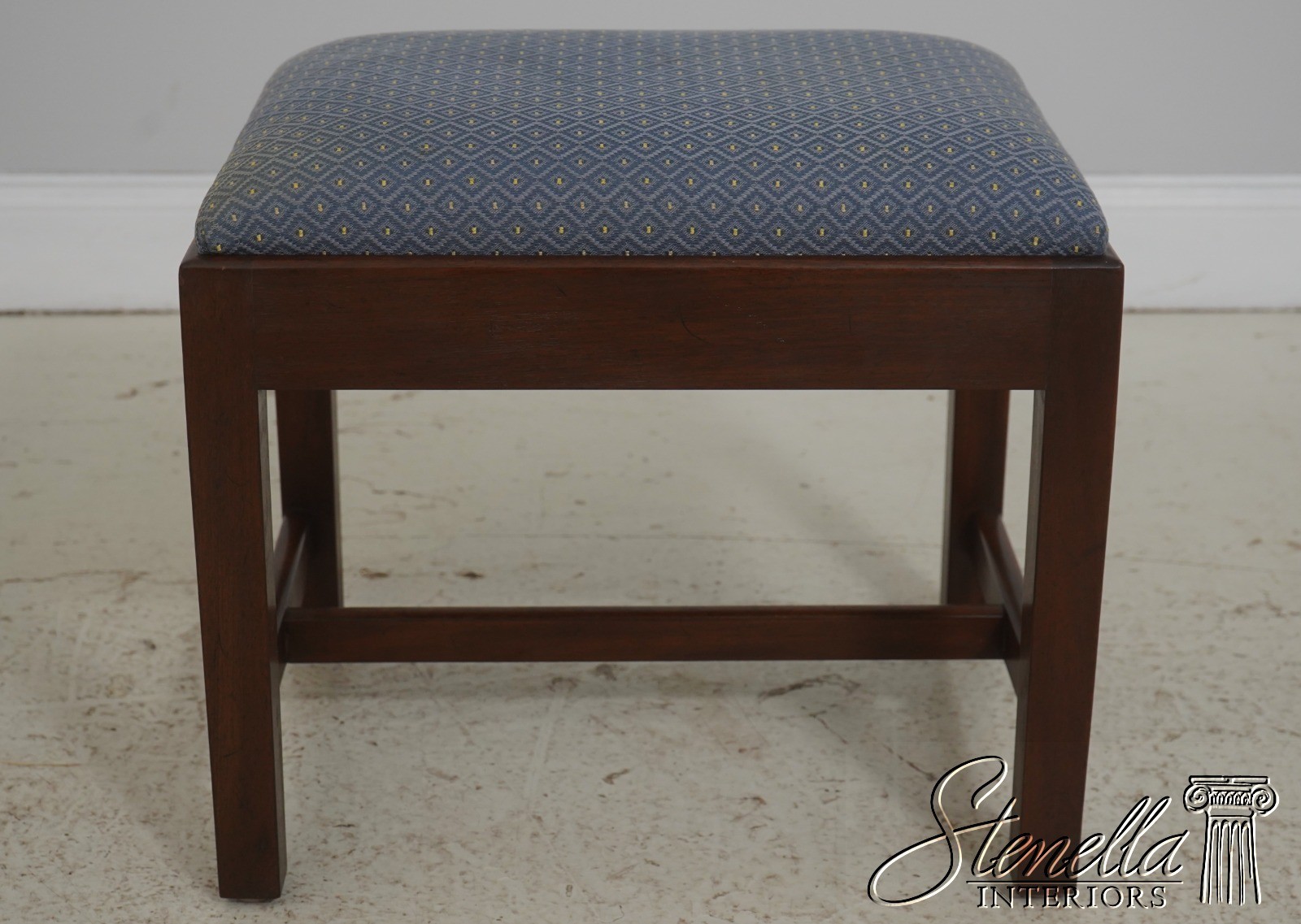 71682: KITTINGER Colonial Williamsburg Chippendale Mahogany Stool