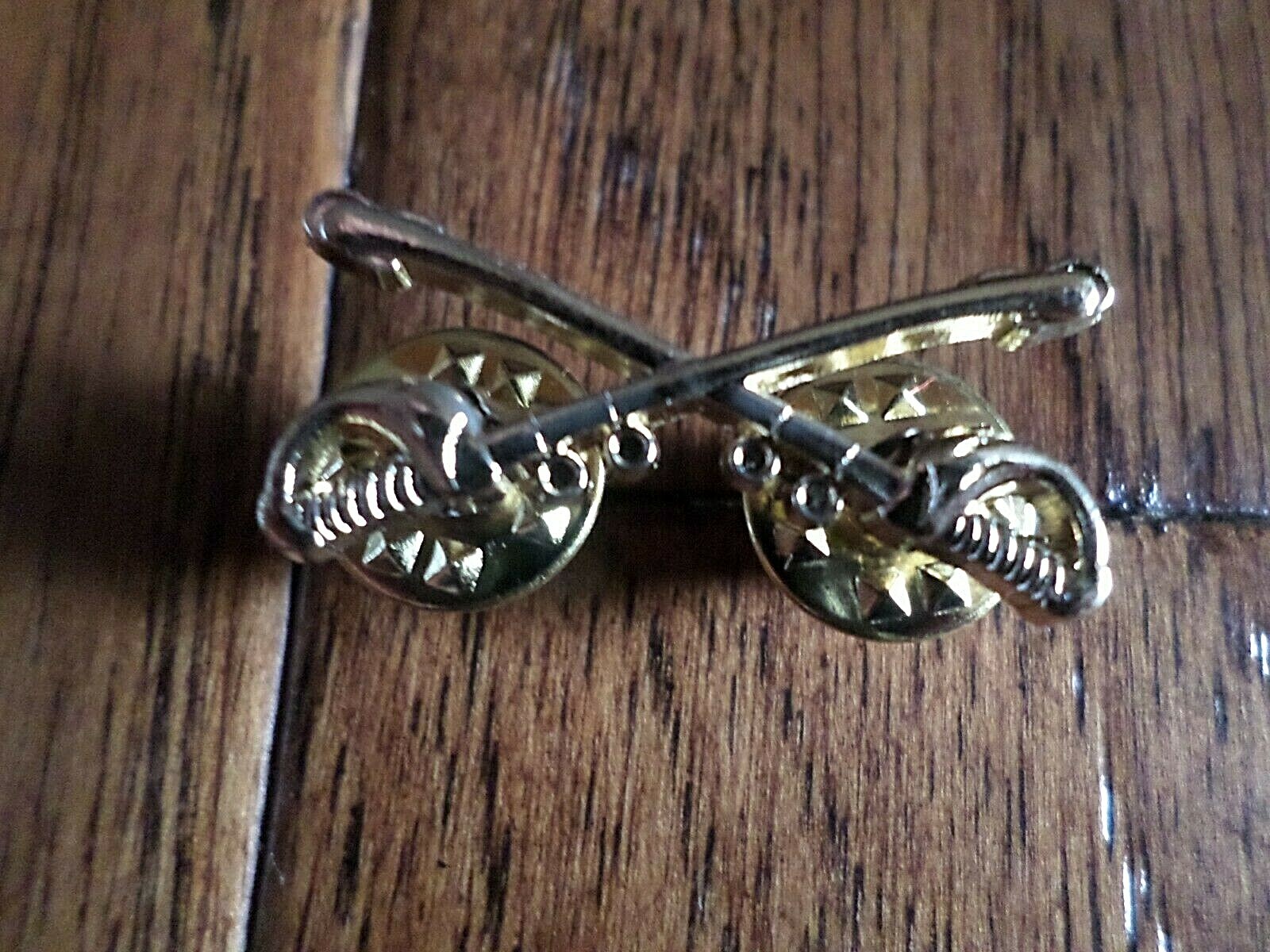 U.S MILITARY CAVALRY METAL HAT BADGES PIN CROSSED SABERS SWORDS MINIATURE PIN