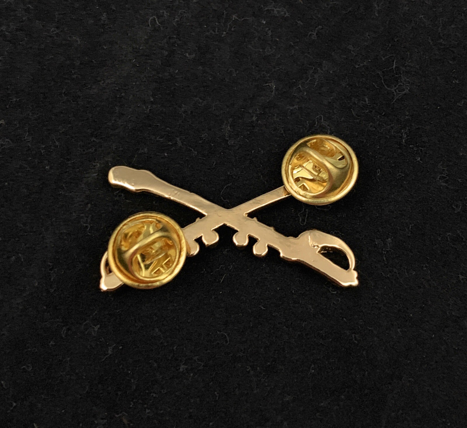 ☀️U.S. Army Gold Cavalry Crossed Sabers, Military Hat Lapel Pin, Medium 1-1/2"