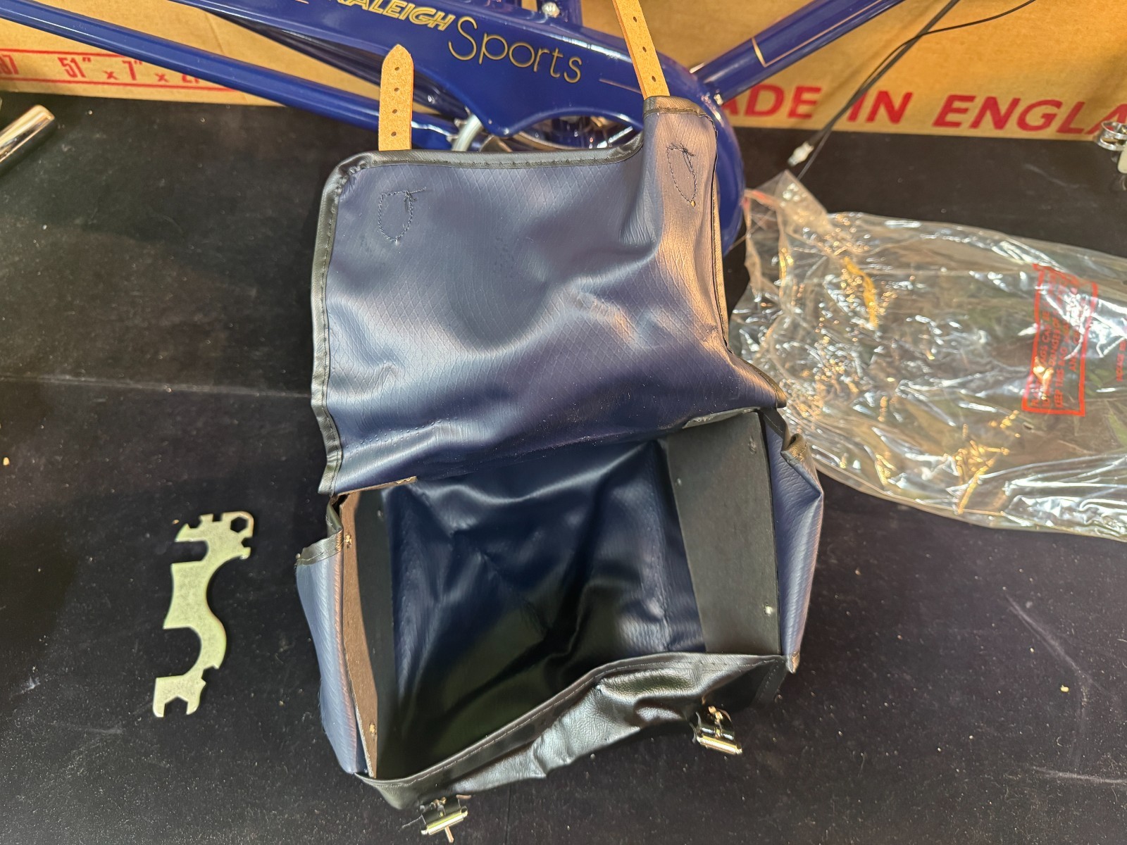 NOS Raleigh SPORT 26" 1979 NEW IN BOX Part out: SEAT BAG AND RALEIGH TOOL