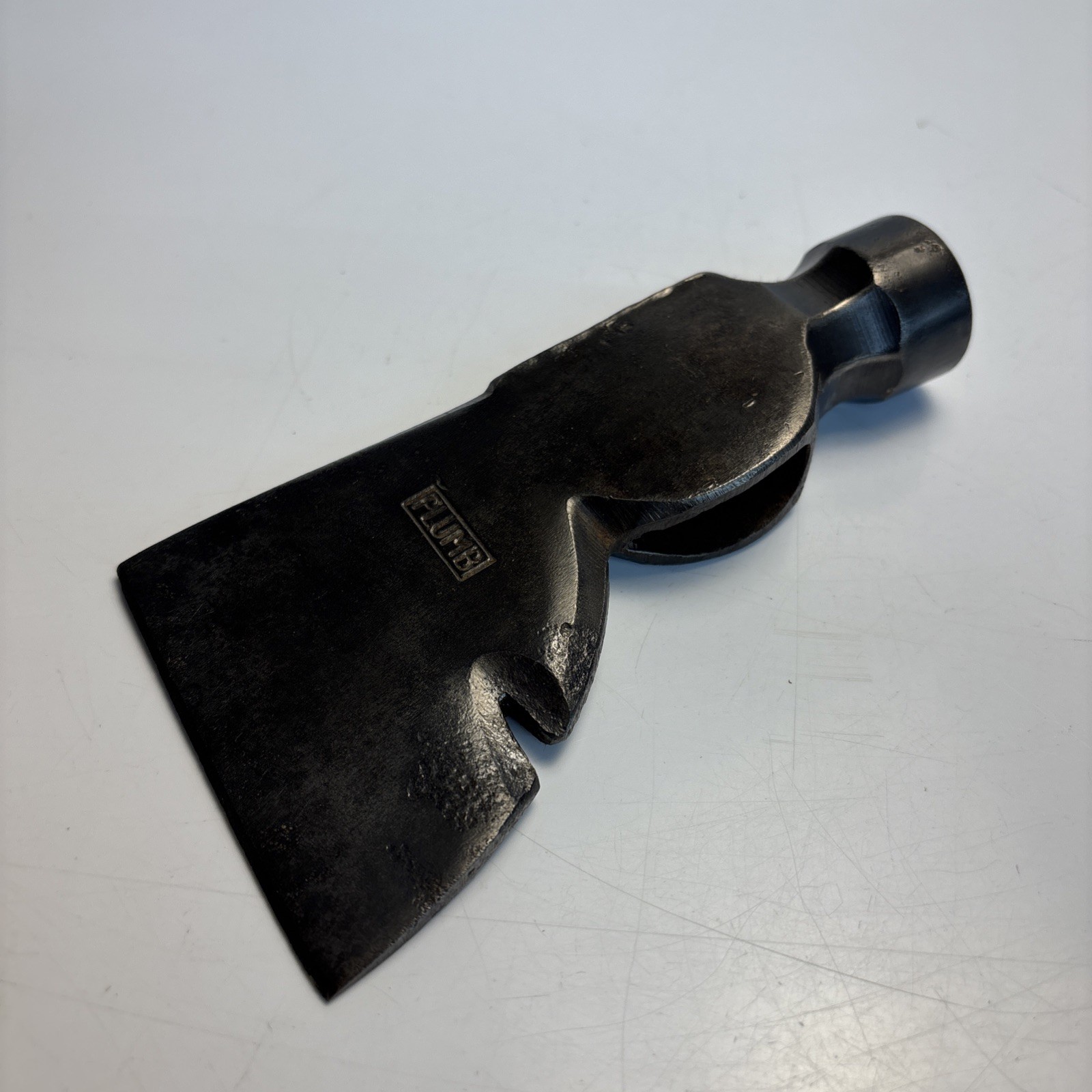 Vintage PLUMB 26 oz Carpenter’s Hatchet Head Nail Puller Notched Blade USA