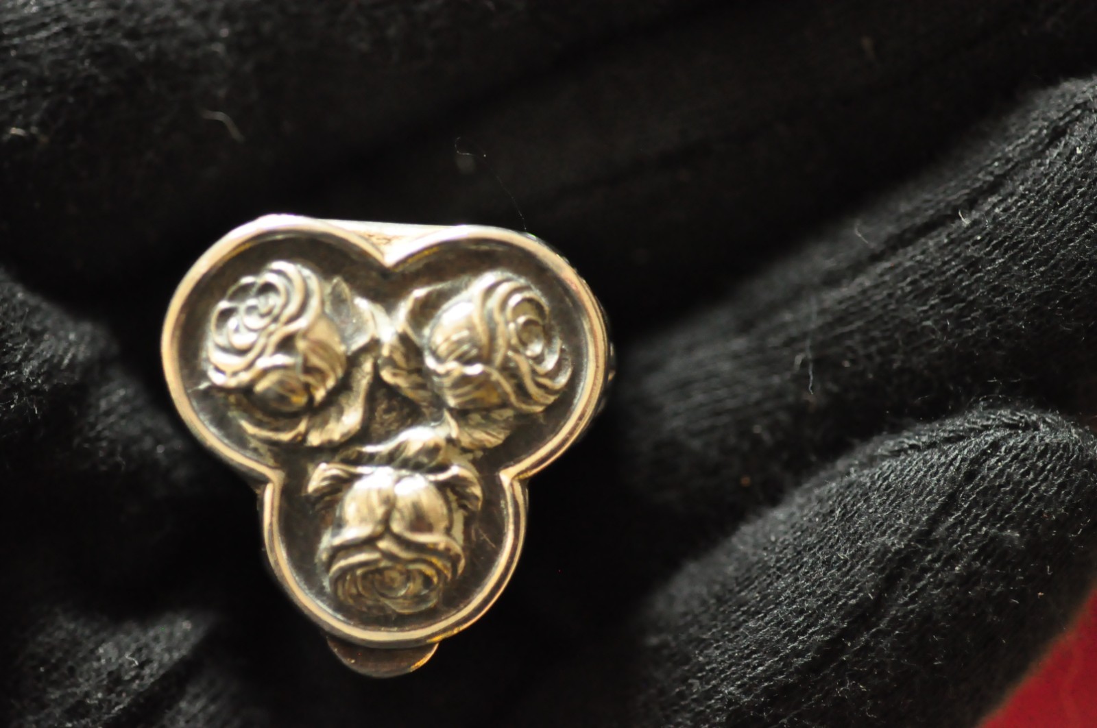 Vintage Sterling Silver Clover‑Shaped Pill Box – Three Rose Repoussé Panels 12g