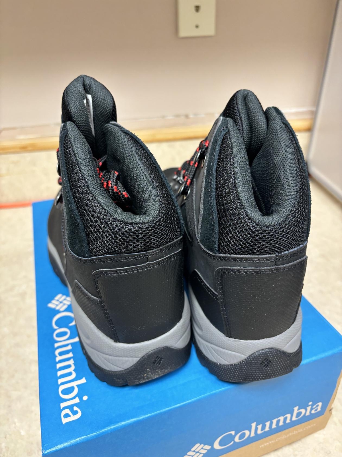 Columbia Women Newton Ridge Plus Hiking Boot WIDE BK3783-010 Black/Poppy Red