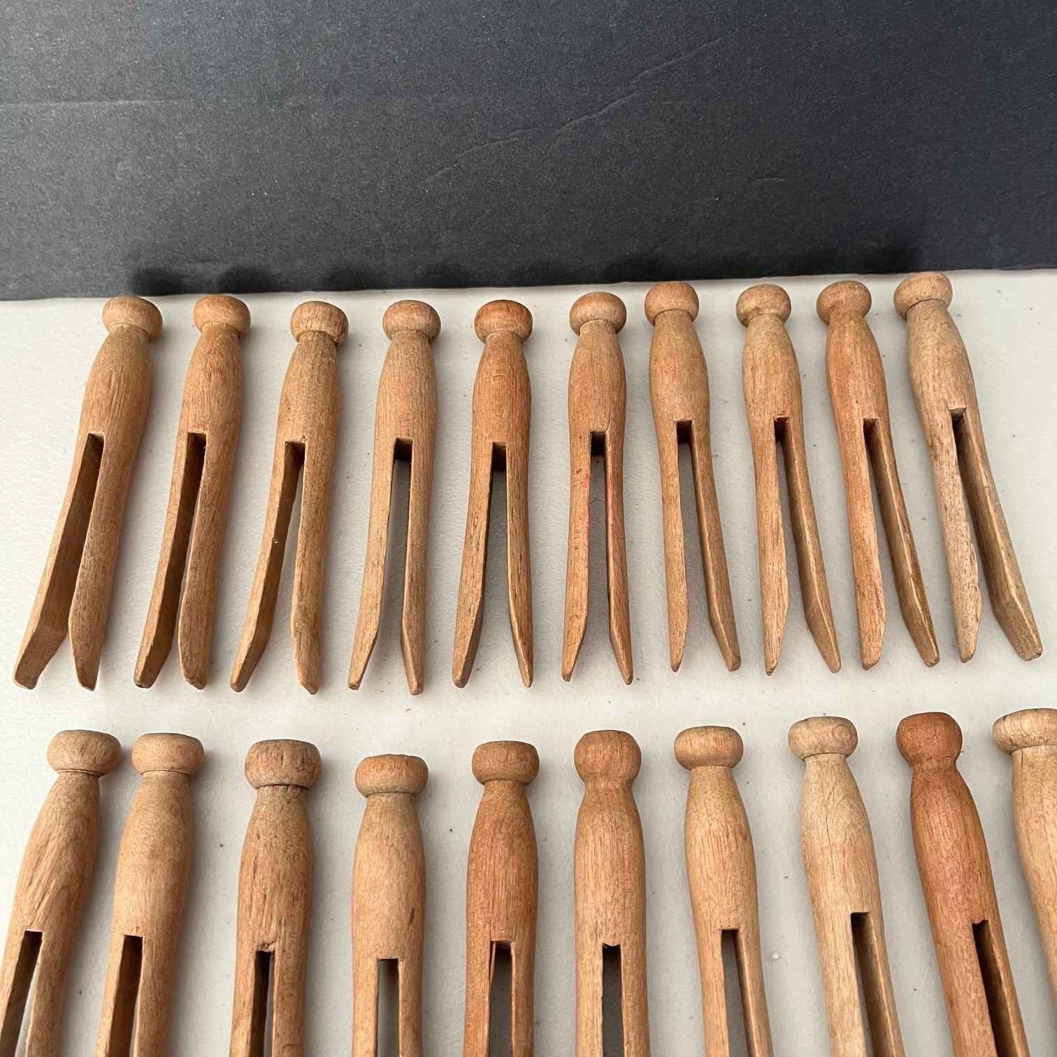 VTG WOODEN CLOTHES PINS LOT OF 25-4" + 7-3".5" ROUND HEAD WHEATHERED PRIMITIVE