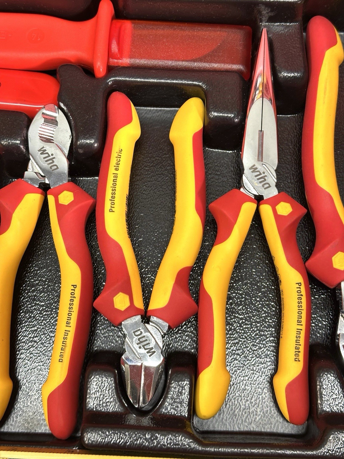 WIHA 80 Piece Master Electrician’s Insulated Tool Set in Rolling Hard Case NICE