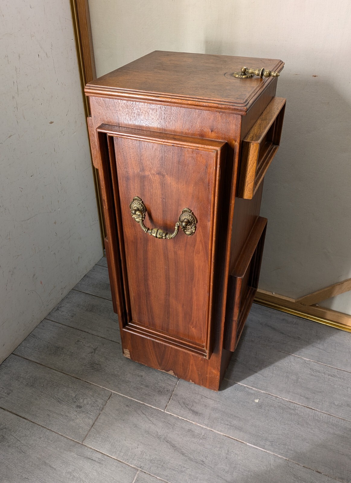 Vintage Art Deco English Regency Flip Top Cellarette Liquor Bar Rolling Cabinet