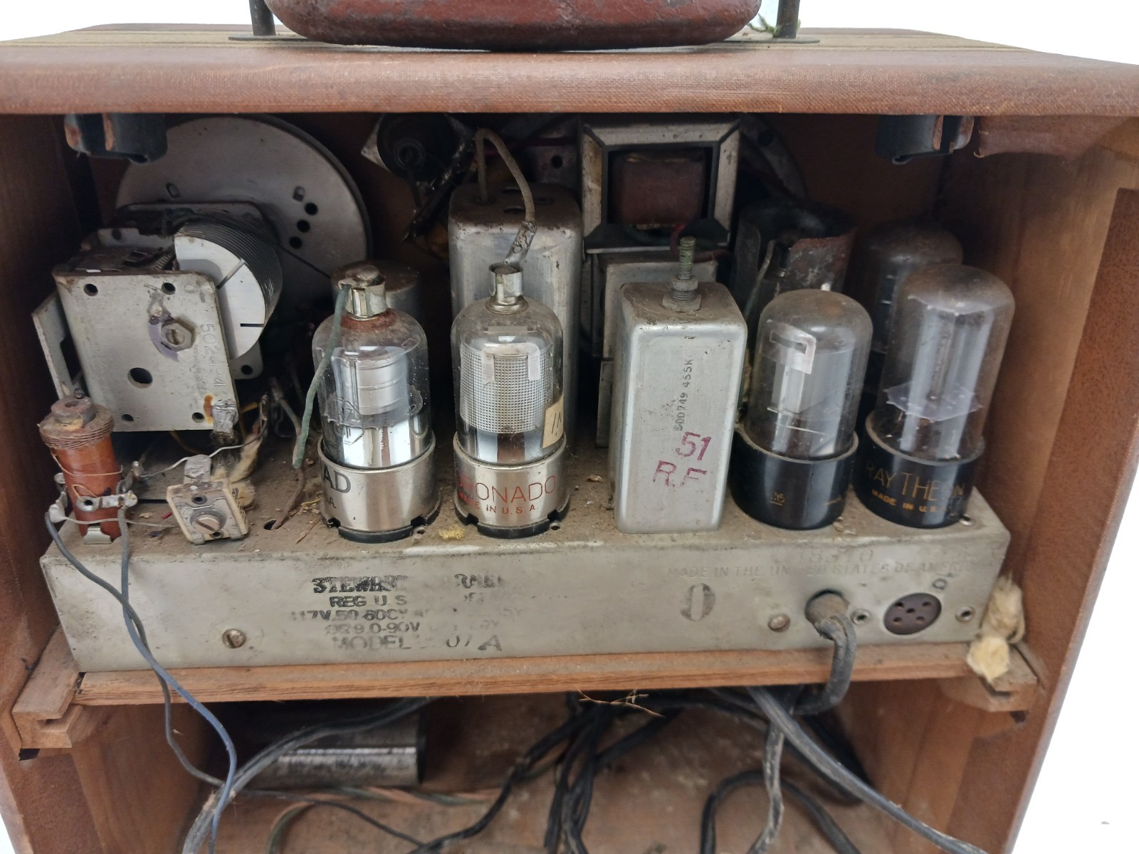 Vintage Stewart Warner 9007-A AM Portable Tube Radio Luggage-Style 1940s