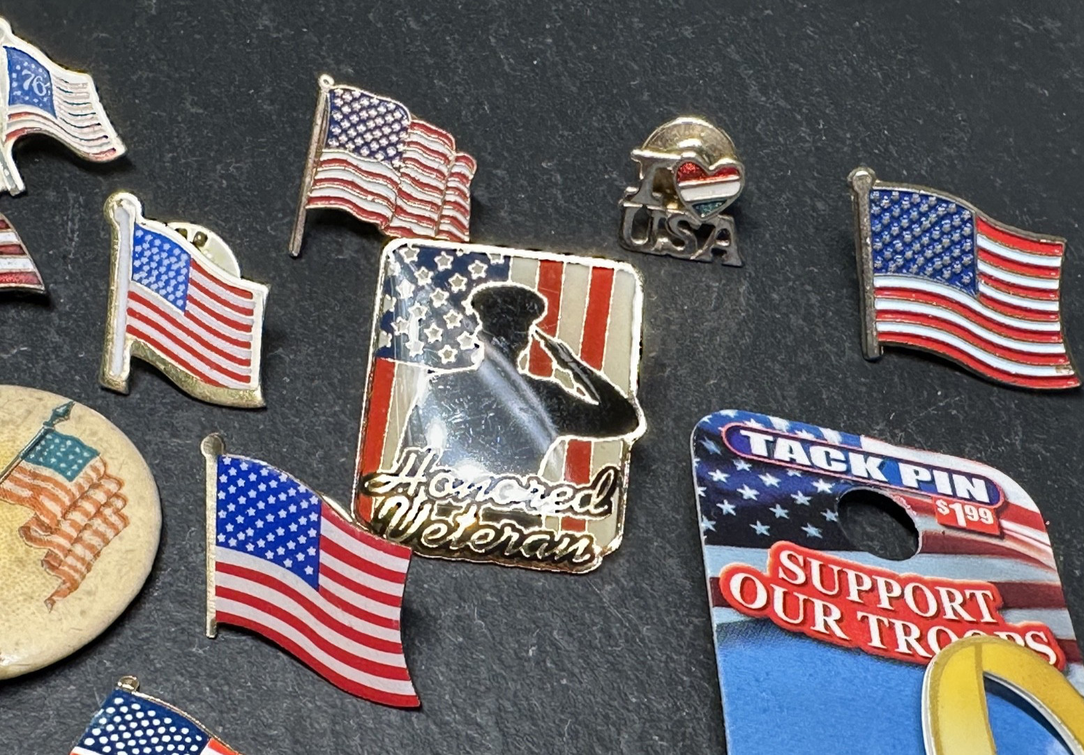 LOT OF 35+ VINTAGE USA PATRIOTIC PINS : FLAGS, VETERANS, '76, MORE I127