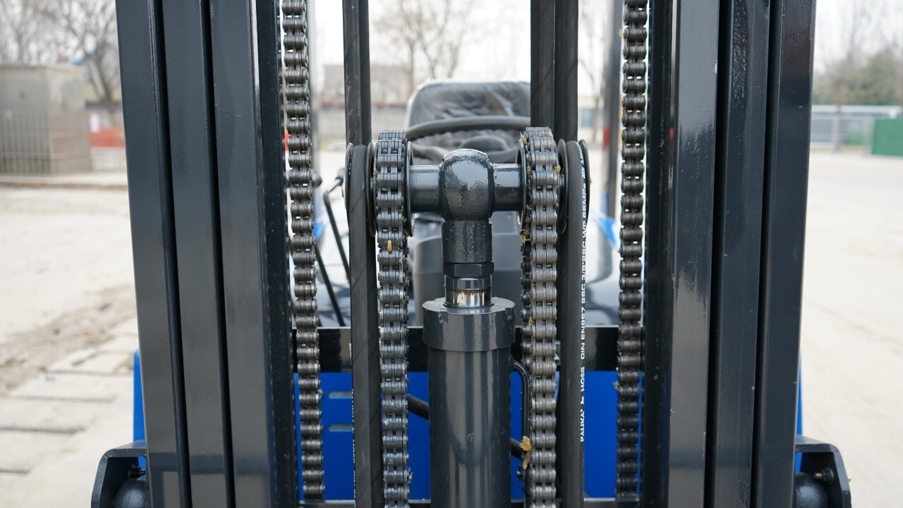 New 2.5 Ton Capacity TYPHON Electric Forklift w 70Ah Charger Lead-acid battery