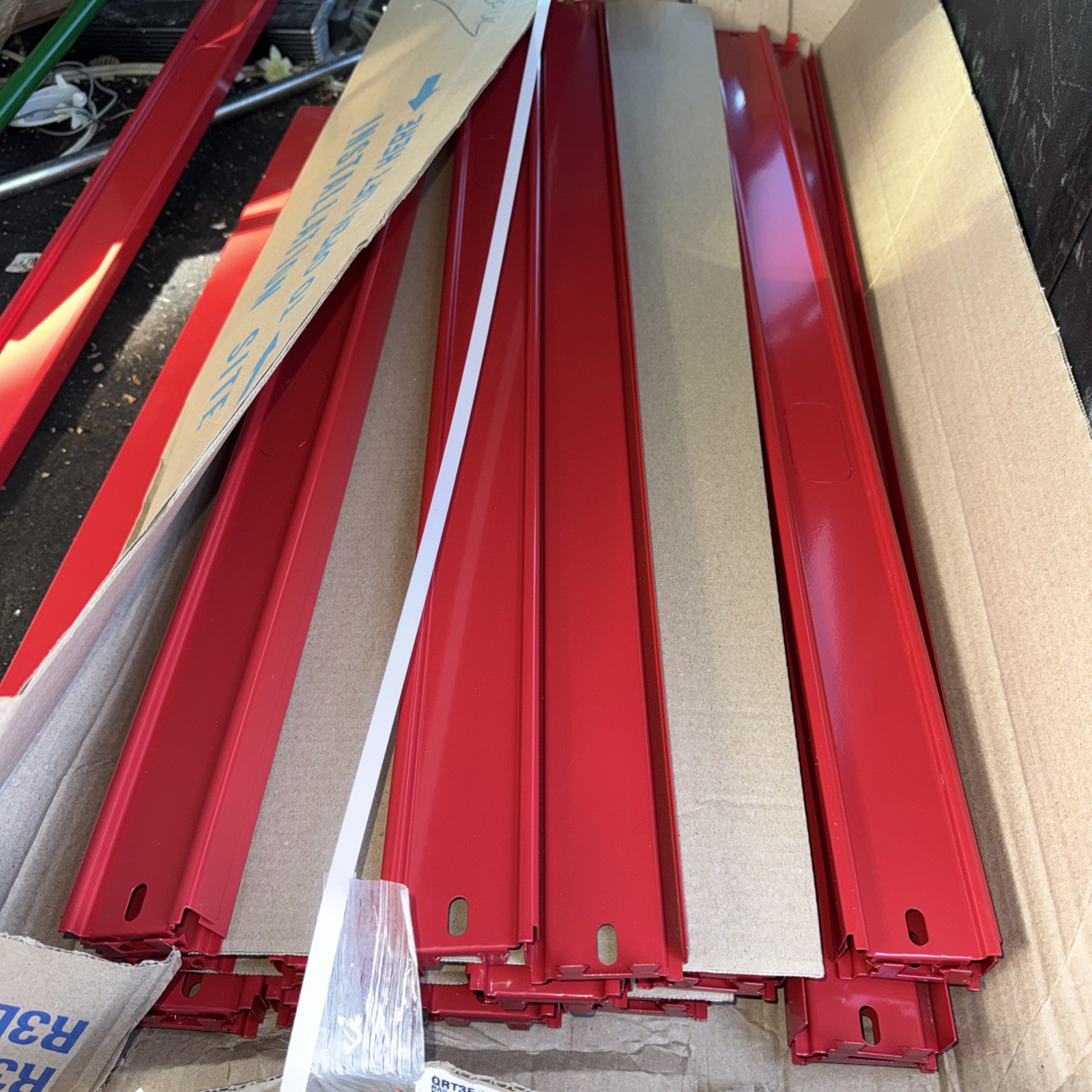 lazier ort3e.red Gondola Center/ Middle Rail red with Center Punched NeW