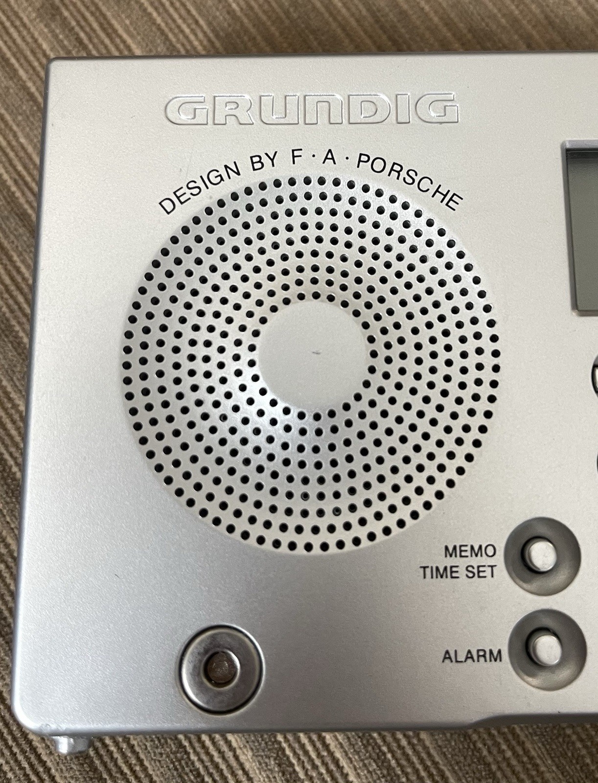 Grundig Yacht Boy World Receiver YB-P2000 SW FM Radio + Plug F.A. Porsche Tested