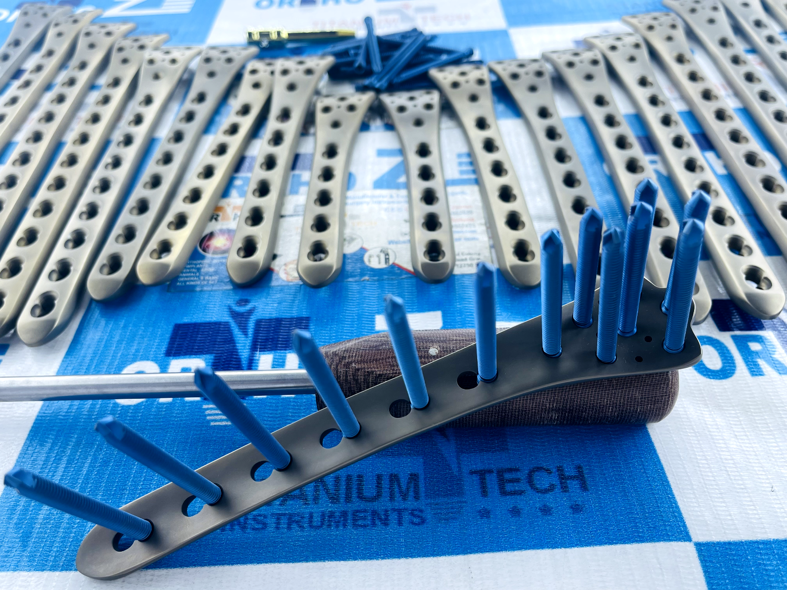 Distal femur Locking plates (5-13H) with 5mm Locking screws in Titanium grade 5