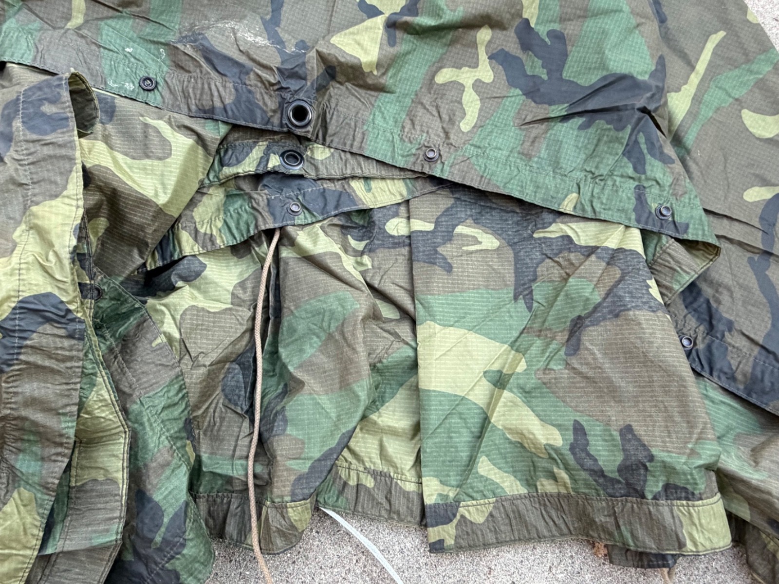 ORIGINAL POST VIETNAM WAR US ARMY WOODLAND CAMO RAIN PONCHO- DATED 1987