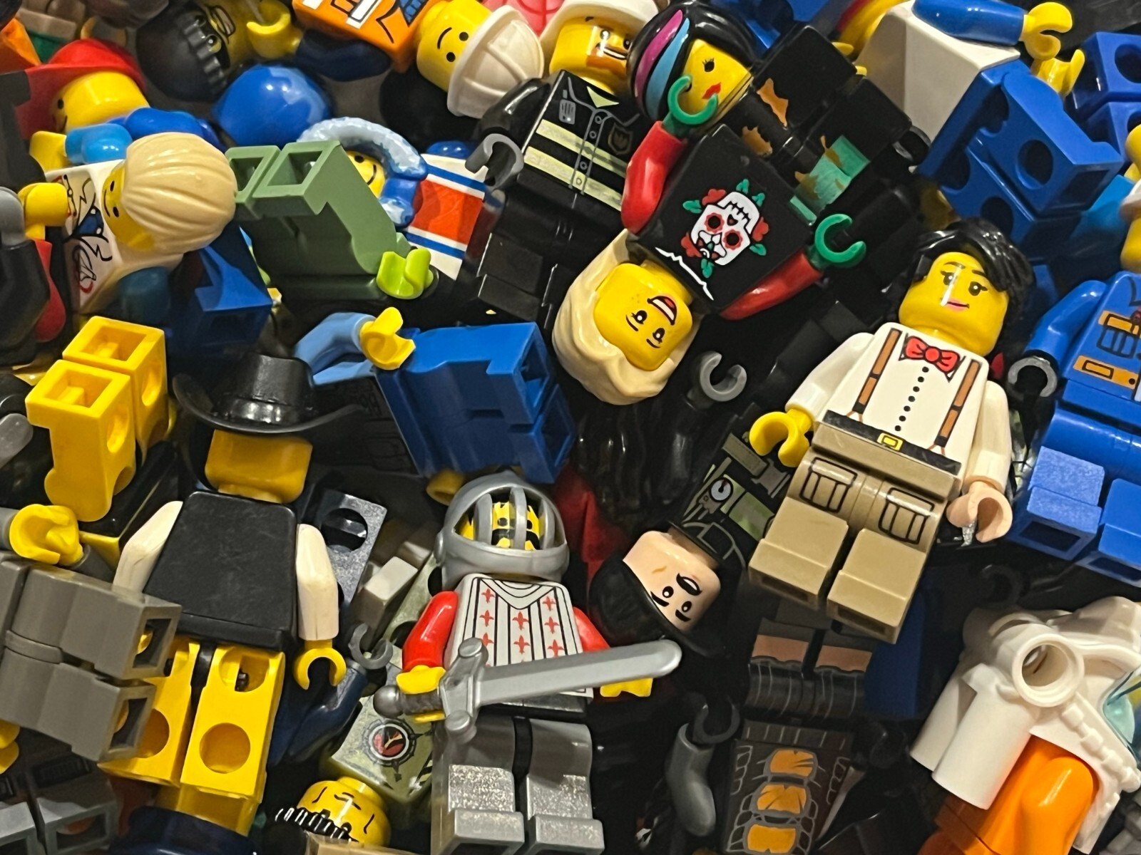 LEGO MINIFIGURES BULK LOT OF 10 TOWN CASTLE CITY SPACE + 30 FREE ACCESSORIES