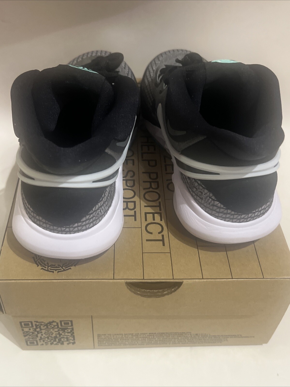 Nike Kyrie 8 GO (GS) DQ8076-001 Black White Light Menta NIB 4.5Y. New Free Shipp