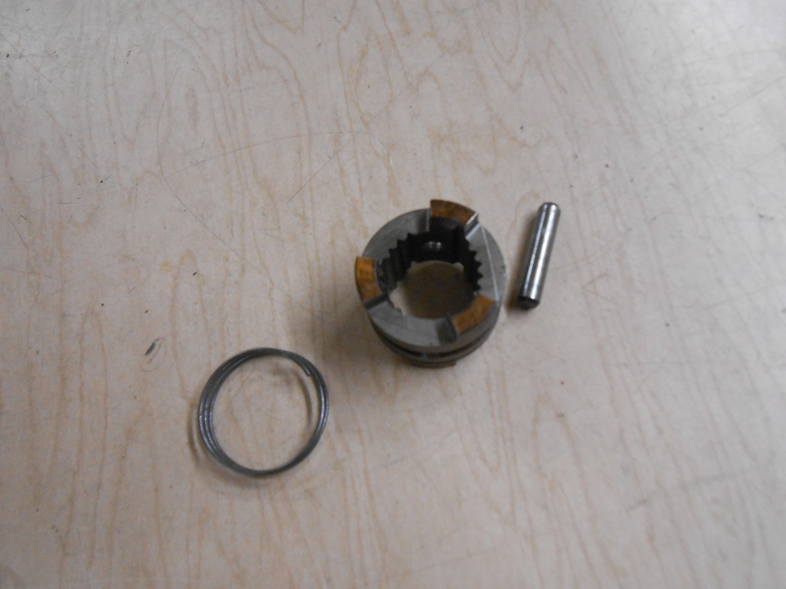 332491, 320310, 320311 Evinrude 1996 50hp Outboard clutch dog T176