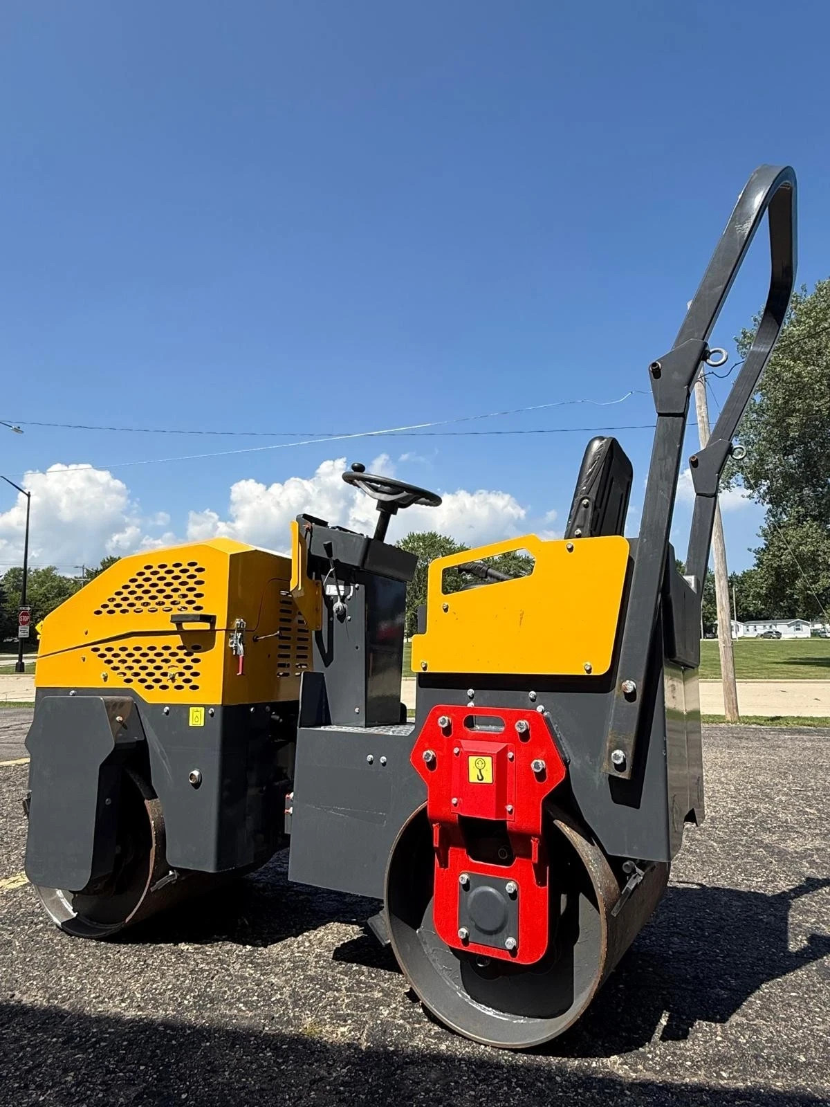 1 Ton Asphalt Roller BRIGGS & STRATTON ENGINE - EPA certified