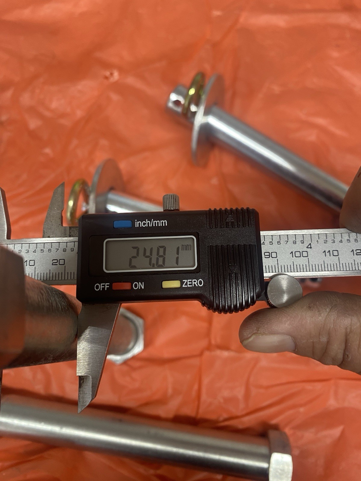 25 Mm Pins For One Ton China Excavator Greasable Bucket Thumb