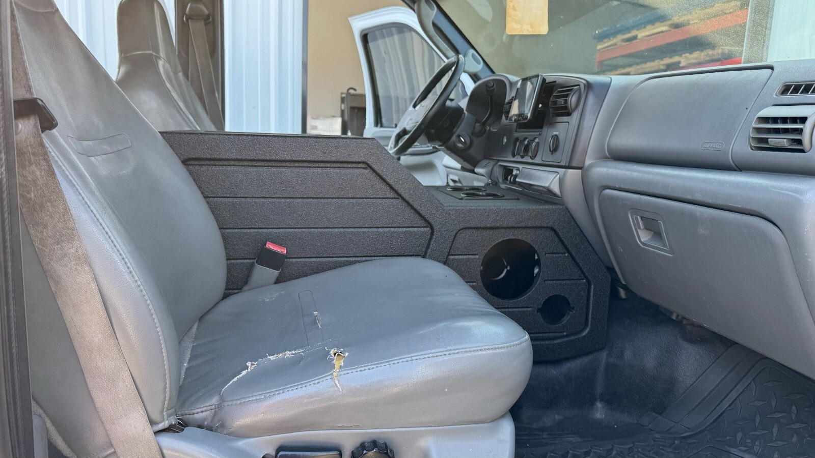 Ford F-250 05-07 Center Console Subwoofer Box Speaker Box 12” Woofer Ported