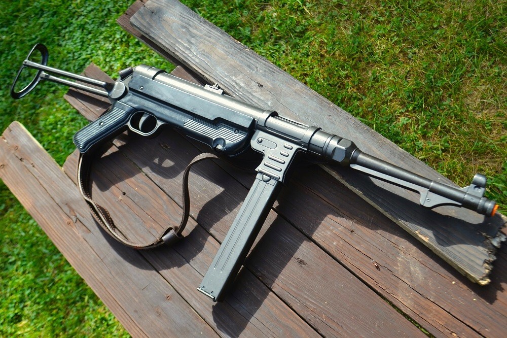 Non-Firing Denix Replica German MP40 Submachine Gun - Schmeisser - MP 40 - WWII