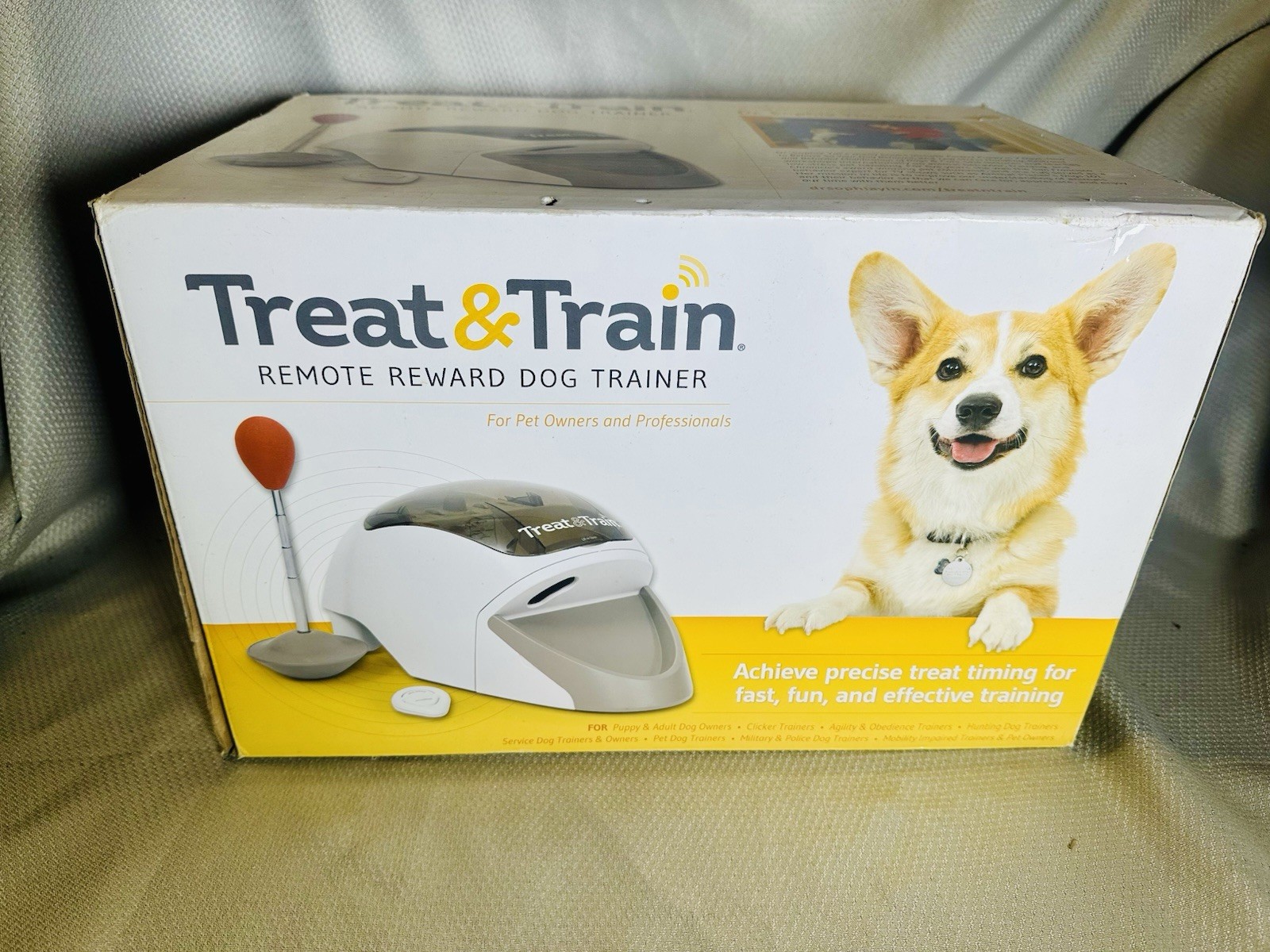 NEW RARE TREAT & TRAIN Remote Treat Dispensing Dog Training System COMPLETE