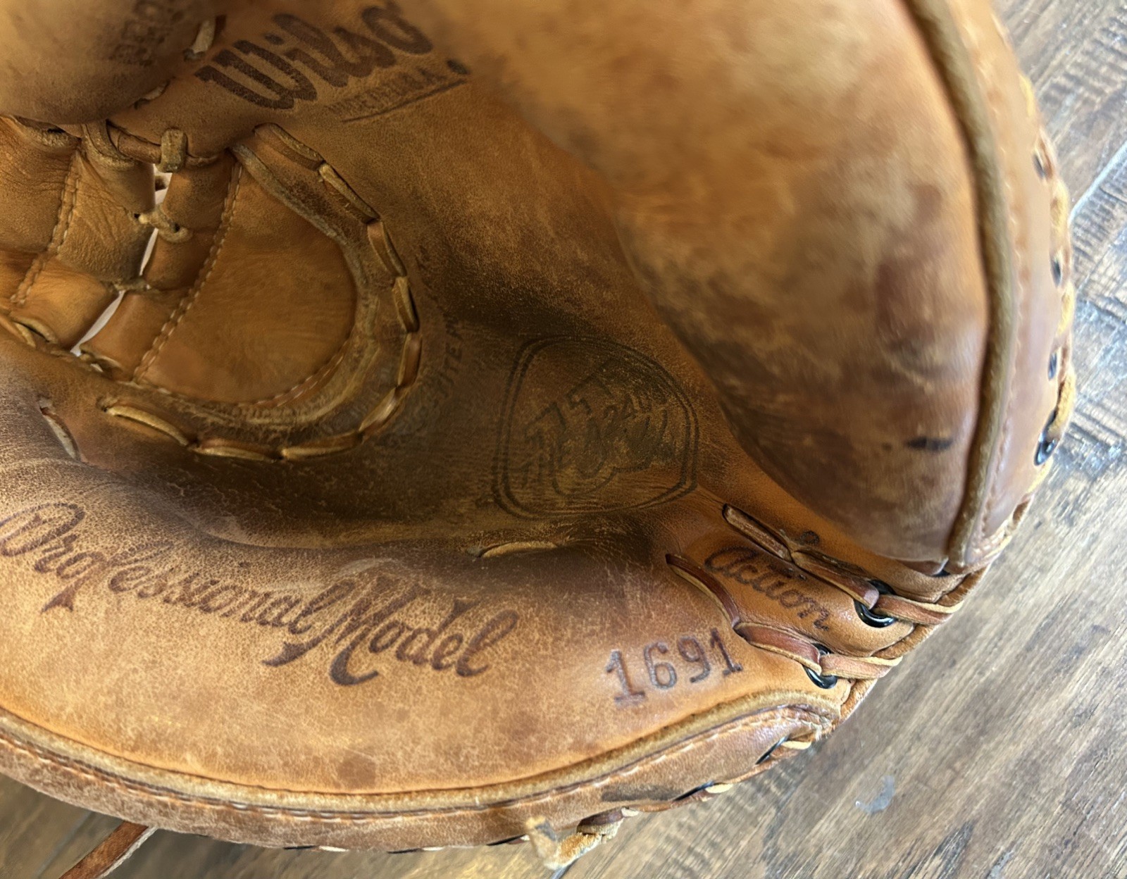 Game Used Auto Tony Peña 1982 Wilson Catchers Mitt Pittsburgh Pirates Photomatch