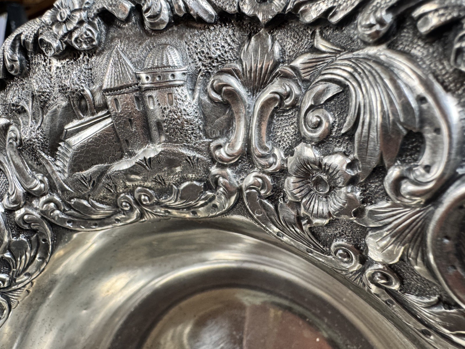 REPOUSSE LORING ANDREWS CO HAND CHASED STERLING 9 1/4" STRAWBERRY BOWL 11.13OZT