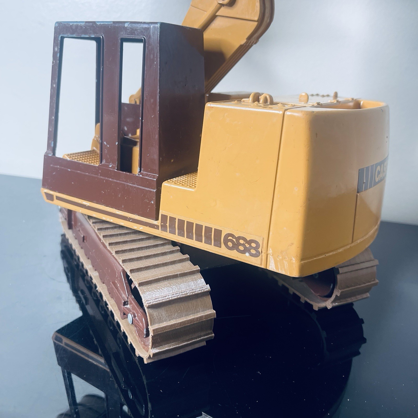 1/16 ERTL CASE Model 688 Excavator Construction Toy With Tracks RARE
