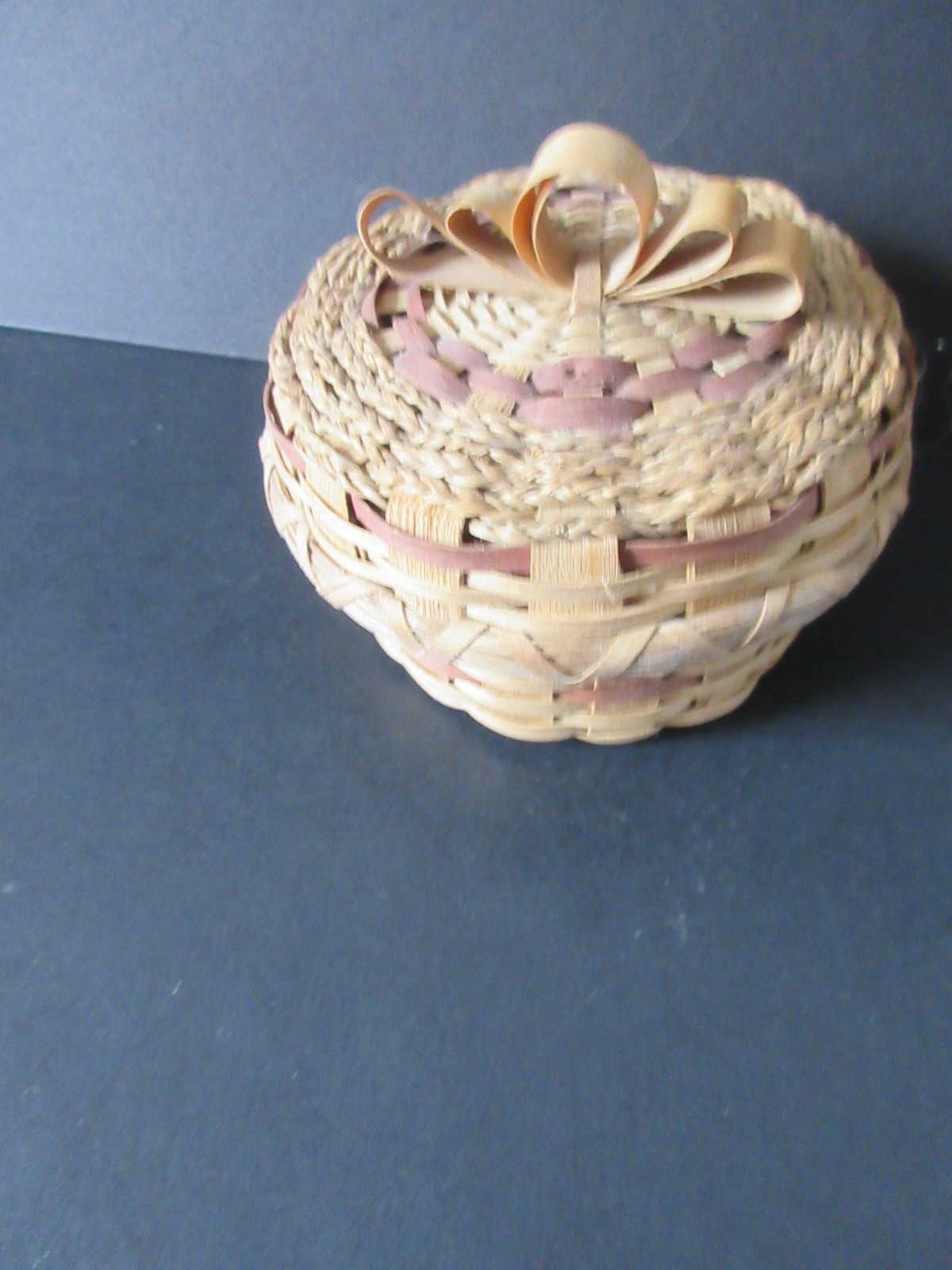 Sm Rnd lidded Wabanaki Ash Basket w/bow ribbon handle -rose dye: D Campbell 1998
