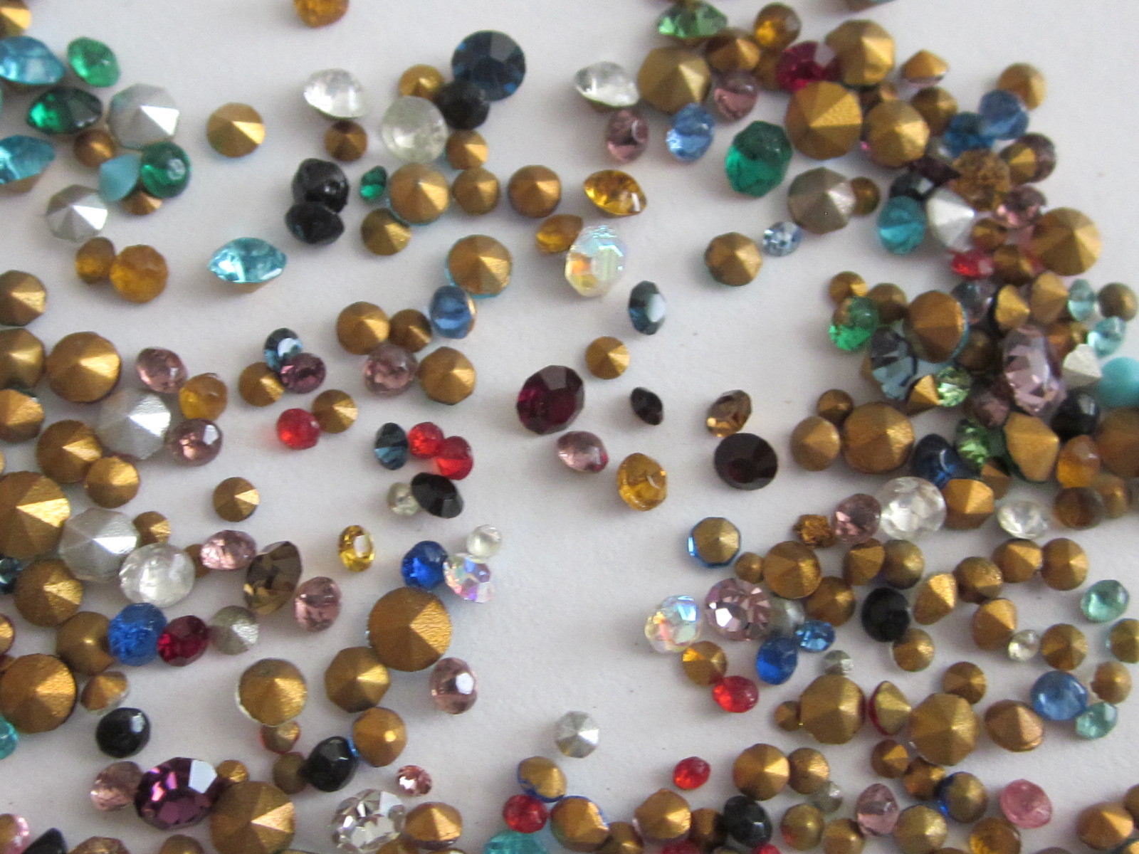 600 TINY SMALL VTG GLASS RHINESTONES COLORS MIX AB CLEAR CZECH PRECIOSA HUGE LOT