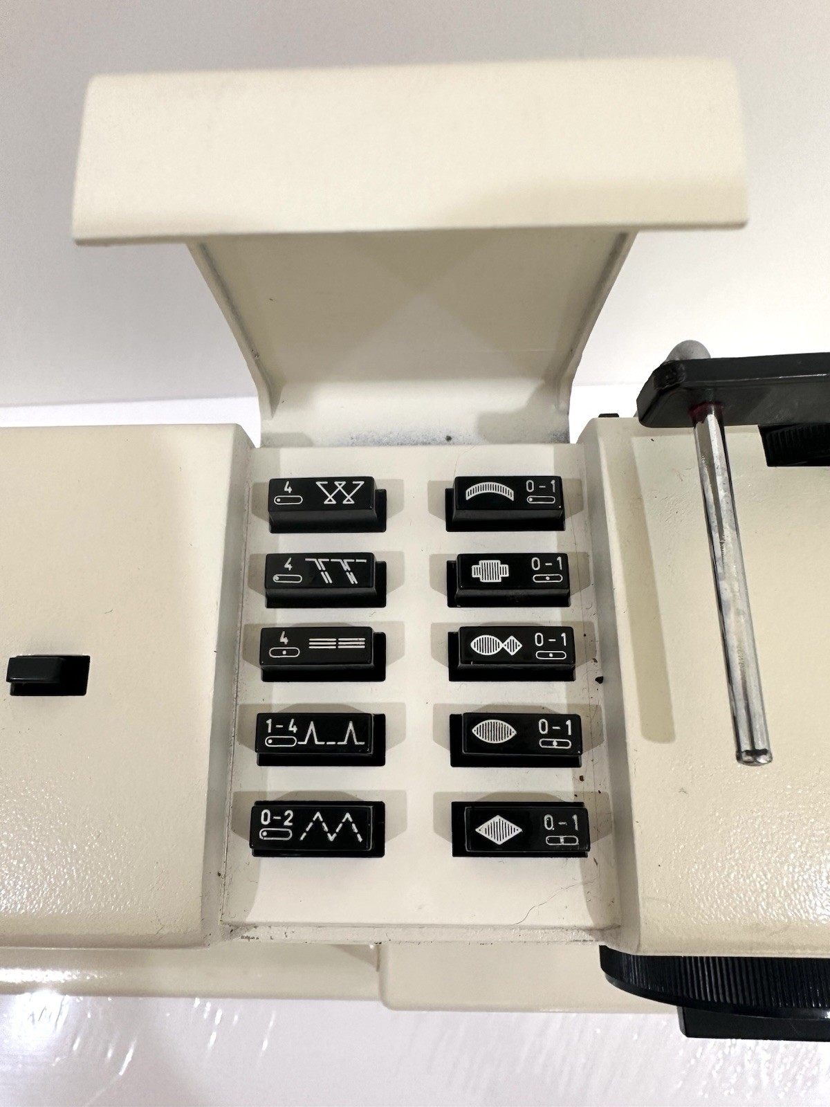 Pfaff Heavy Duty MetalSewing Machine 1222-E No Pedal or Cord -Parts Untested