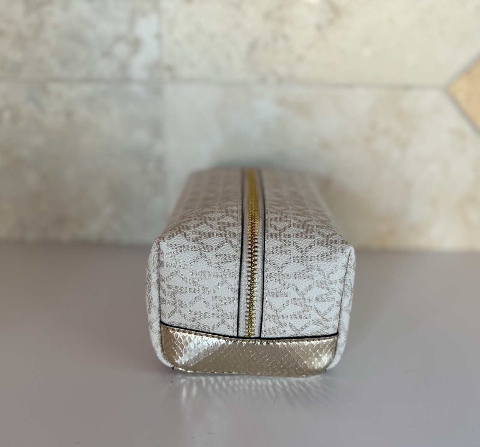 MICHAEL KORS JET SET TRAVEL MEDIUM TRAVEL COSMETIC CASE MK PALE GOLD MULTI